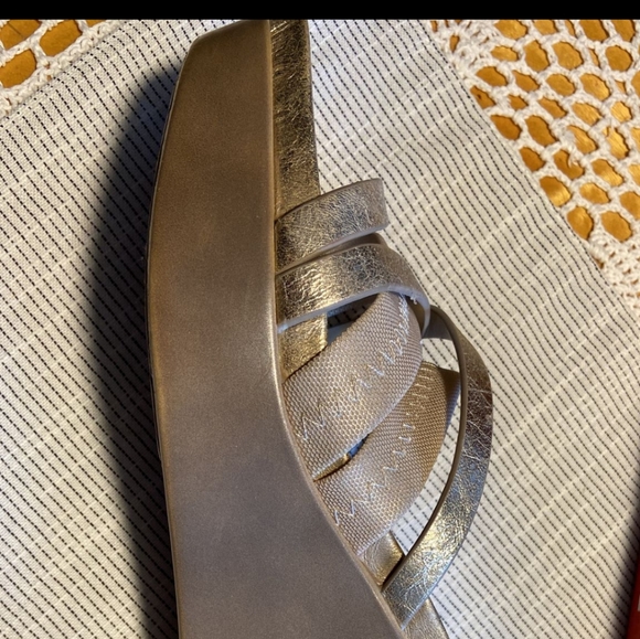 Strappy gold wedges: Donald j pliner platino M080 - Picture 6 of 7